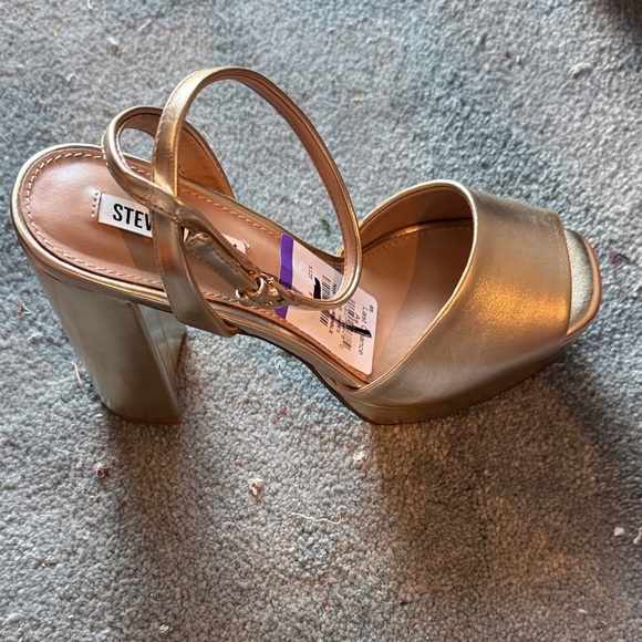 This is a pair of Steve Madden Assired platform Dress Sandal  in metallic gold - Picture 1 of 3